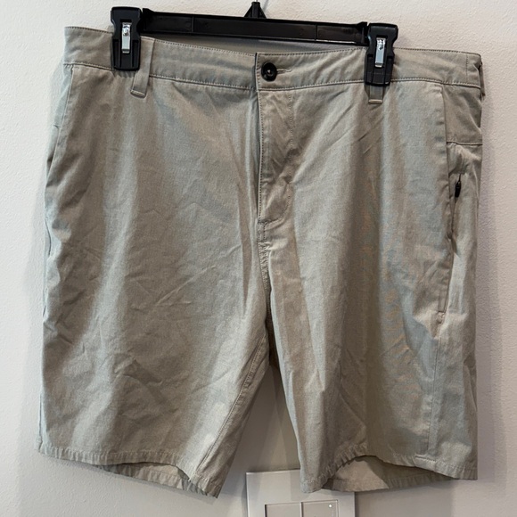 Vuori Men's Meta 8” Shorts in Tan Size 34 - Picture 1 of 5